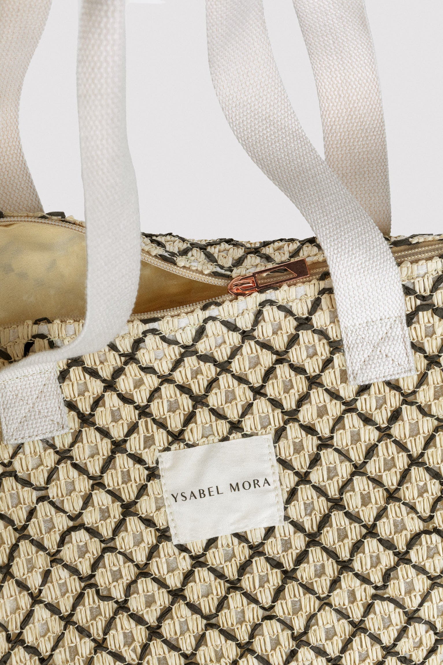 86295-bolso-de-playa-de-rafia-beige-y-negro-ysabel-mora