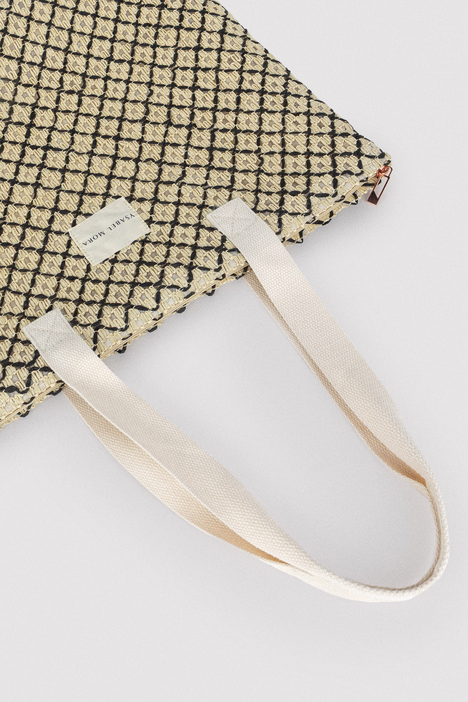 86295-bolso-de-playa-de-rafia-beige-y-negro-ysabel-mora