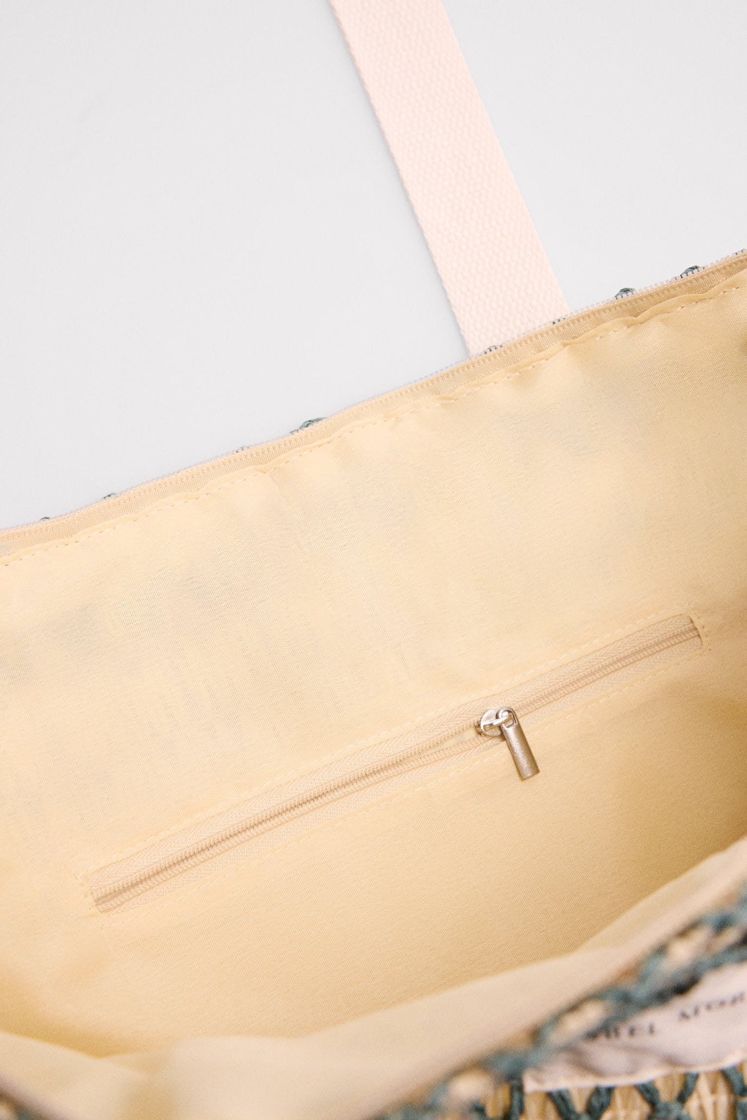 86296-bolso-de-playa-de-rafia-beige-y-verde-ysabel-mora