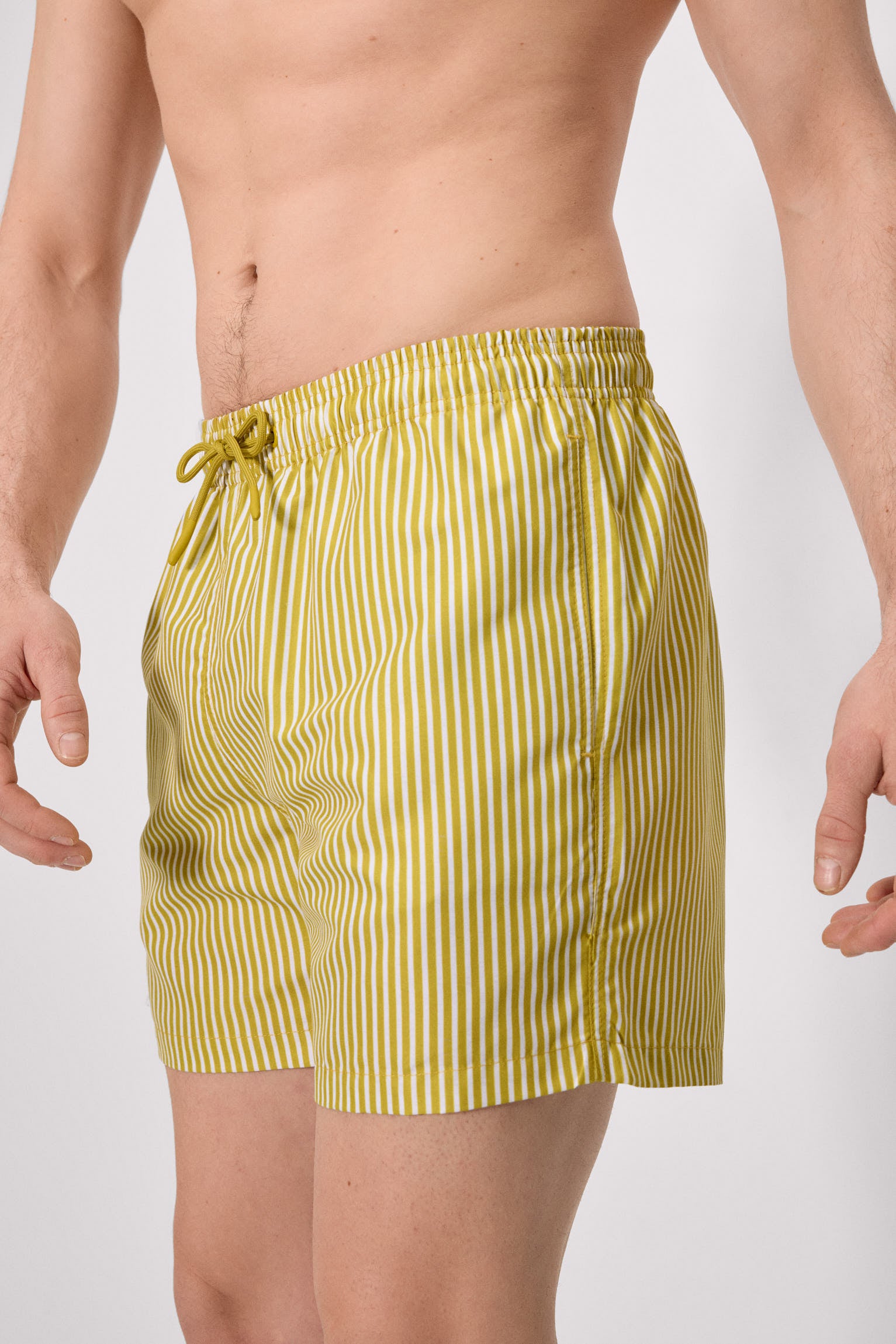 Bañador medio estampado rayas amarillo