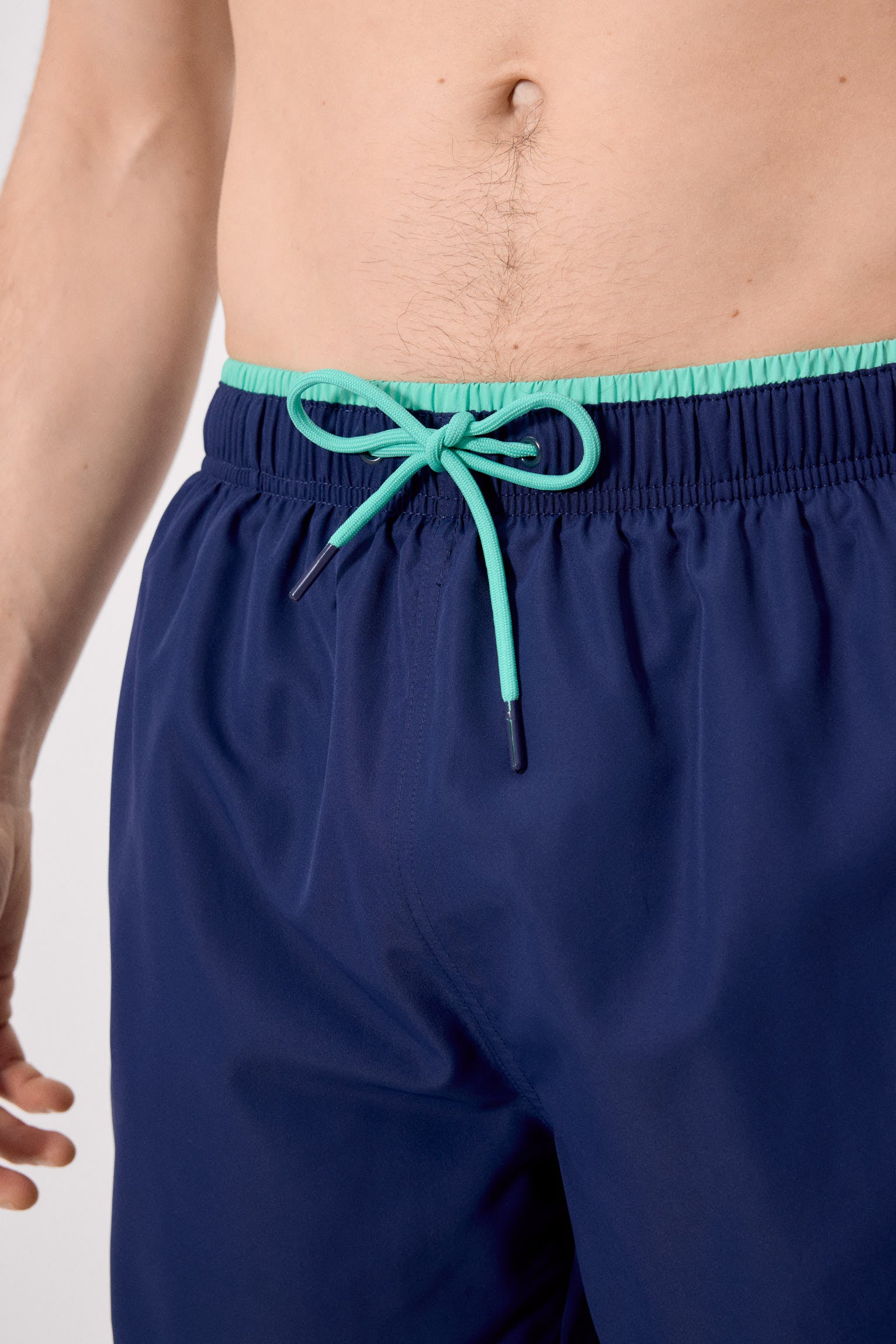 Bañador medio detalle cintura básico marino