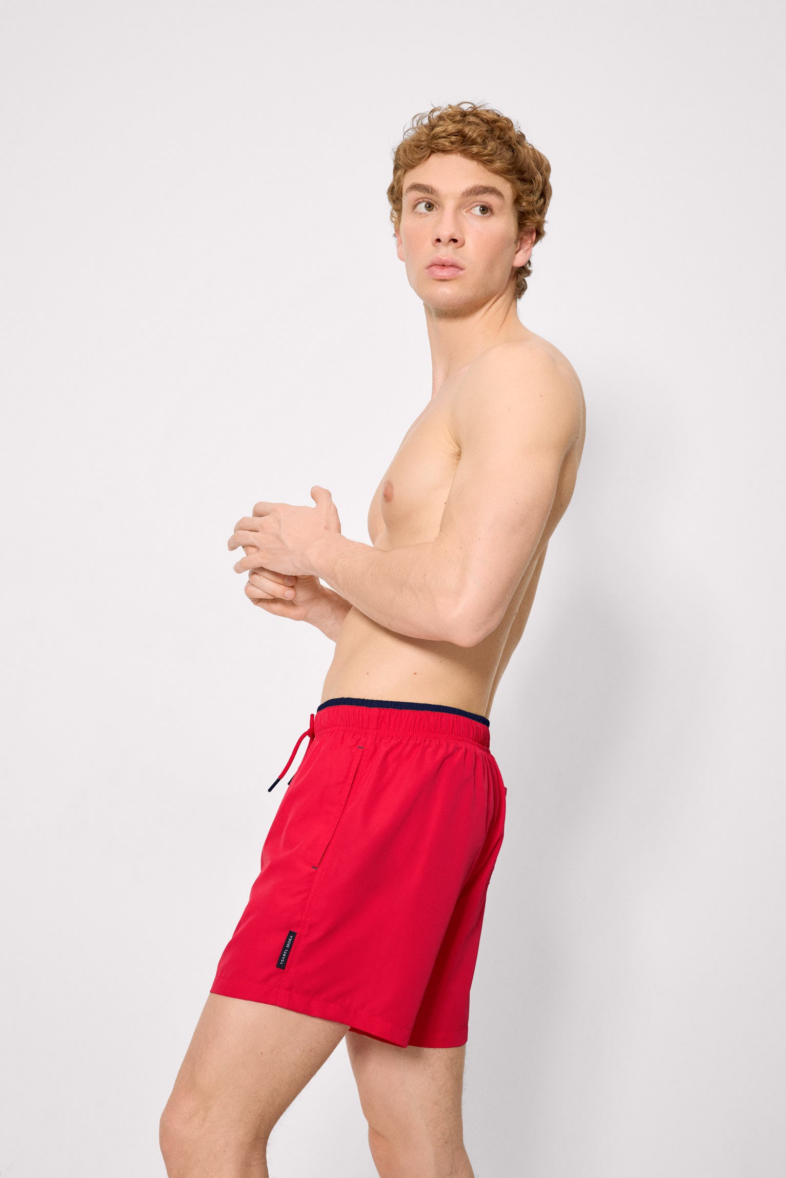 Bañador medio detalle cintura rojo