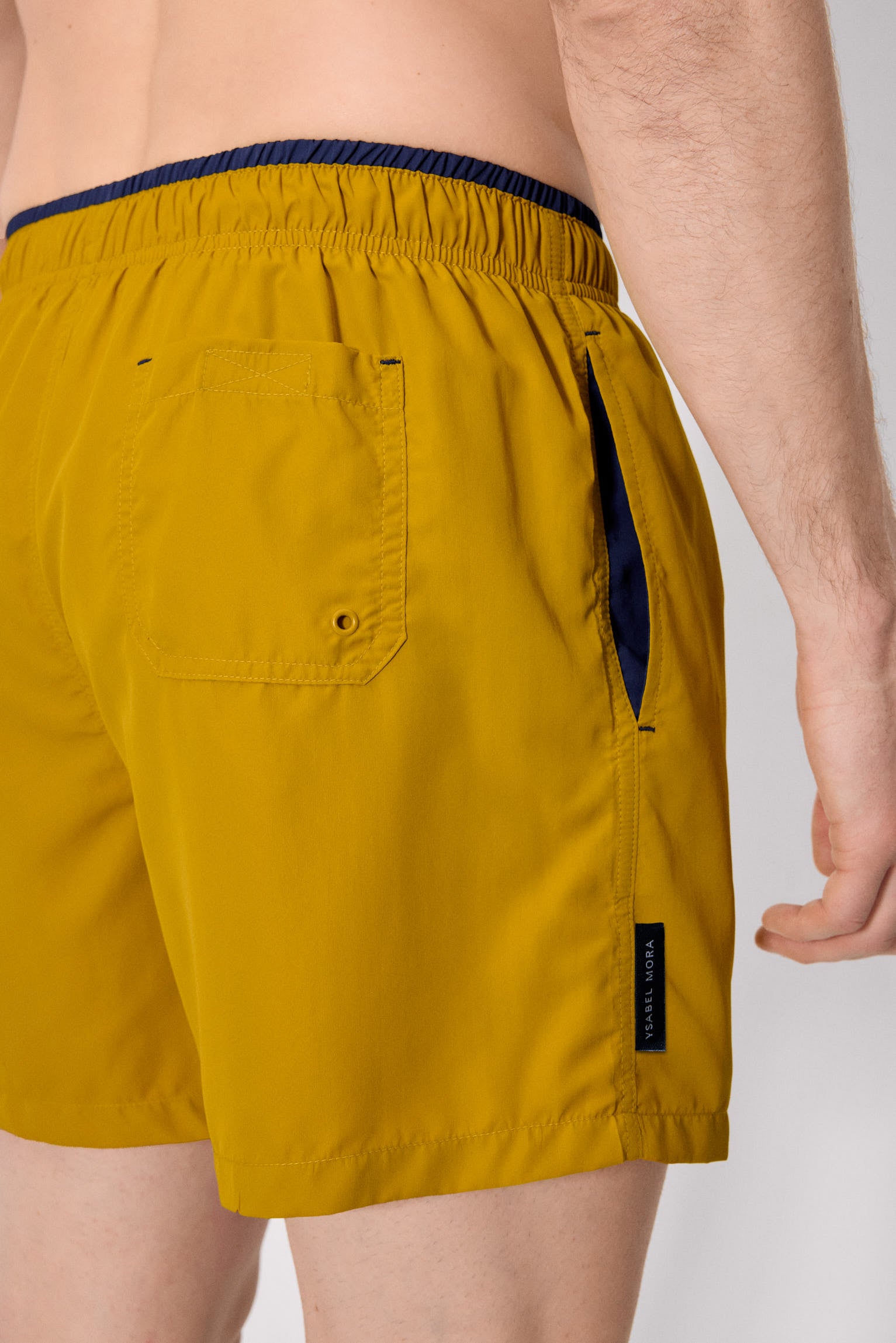 Bañador medio detalle cintura mostaza