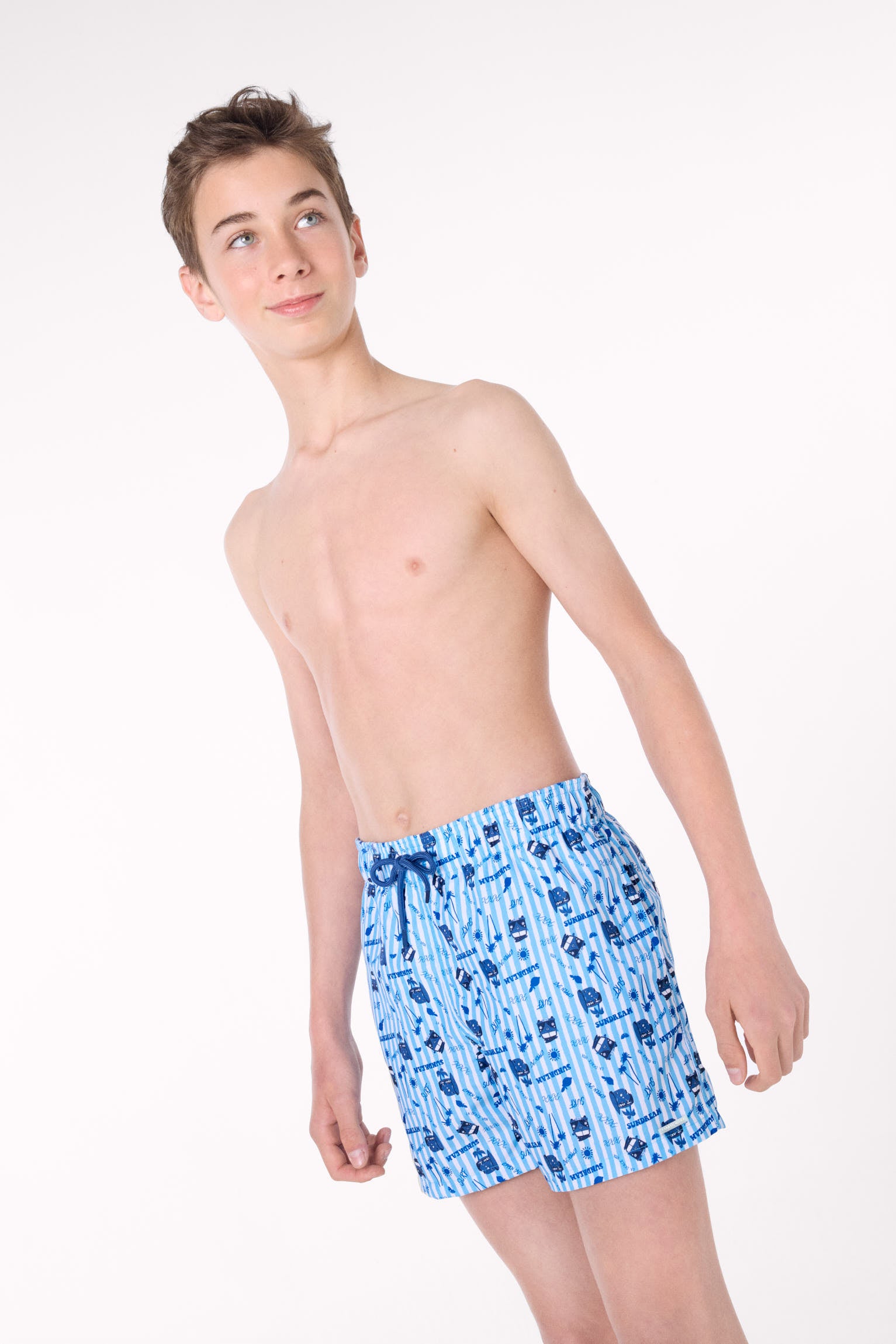 Bañador juvenil corto estampado rayas y motivos veraniegos azul - Ysabel Mora