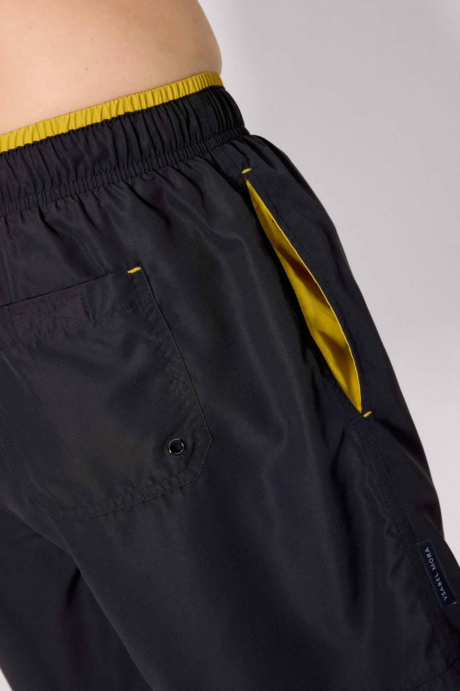 Bañador medio detalle cintura negro