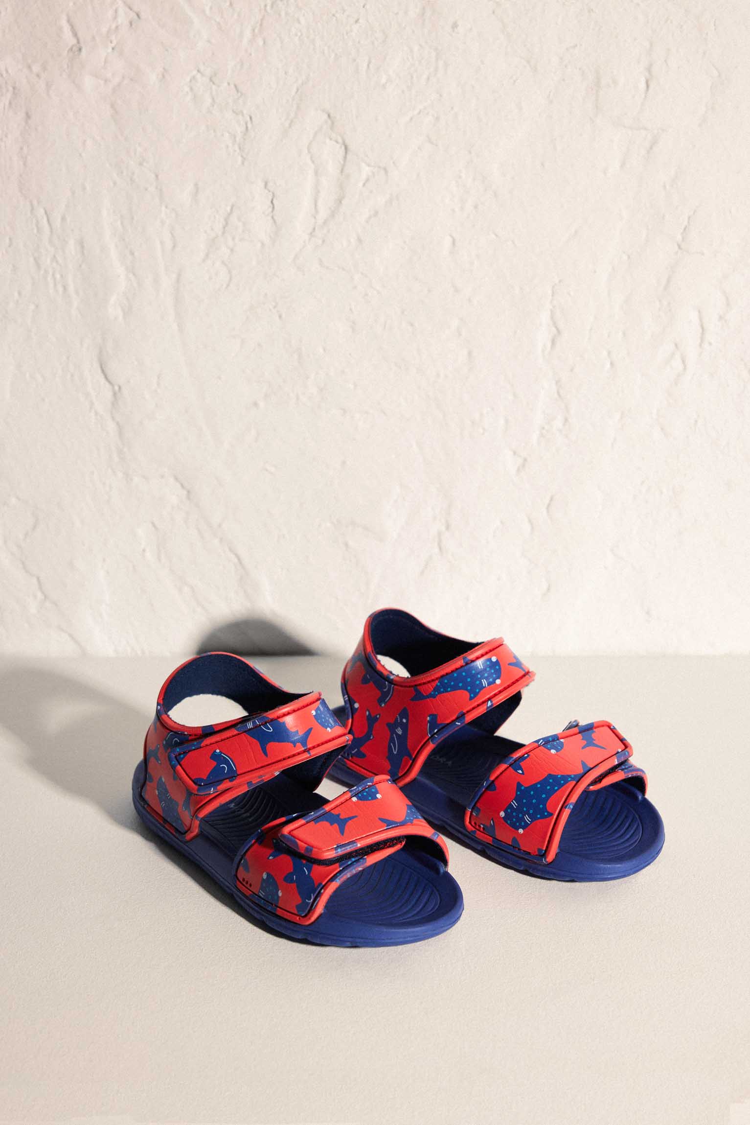 Boys' beach sandals with shark print and velcro closure