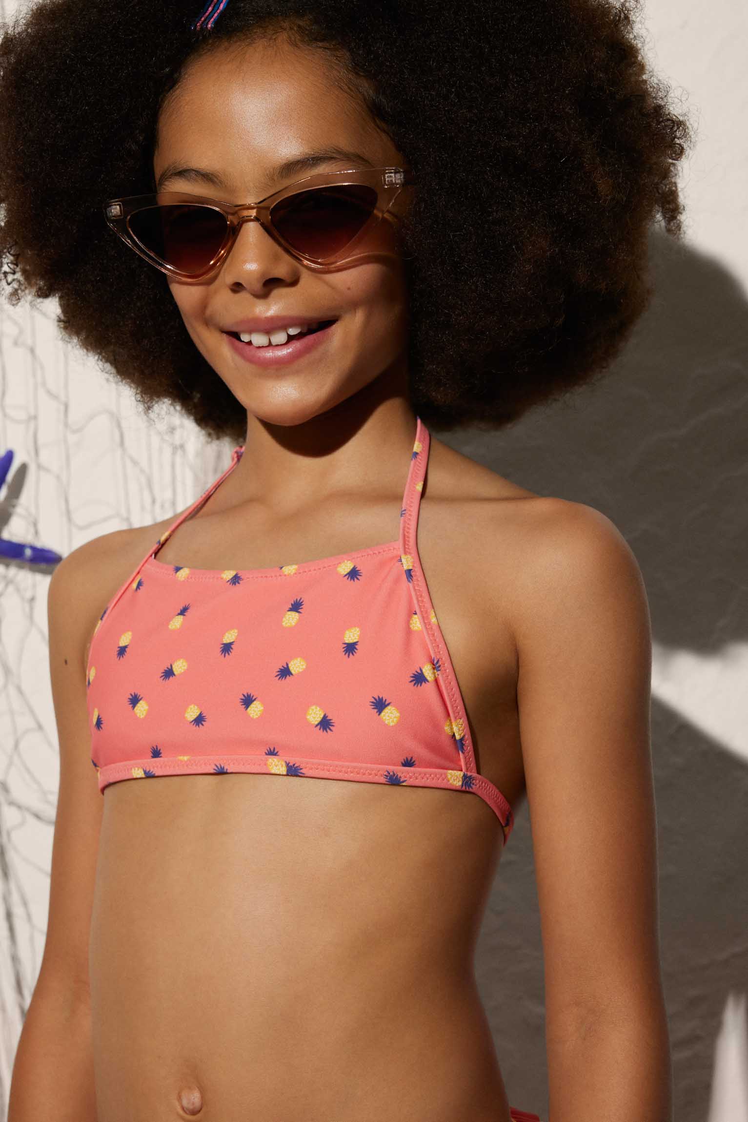 Bikini de niña top bandeau y braga volantes estampado piñas