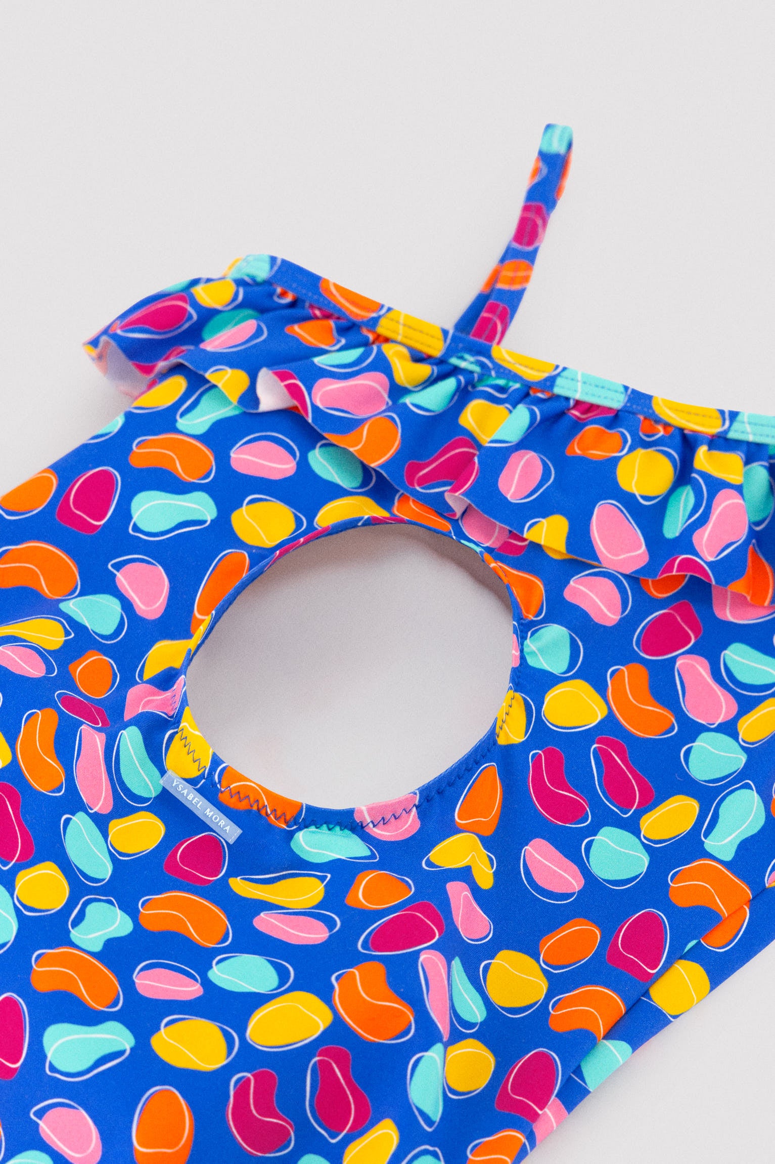 Bañador niña asimétrico detalle volante y cut-out estamapado formas orgánicas