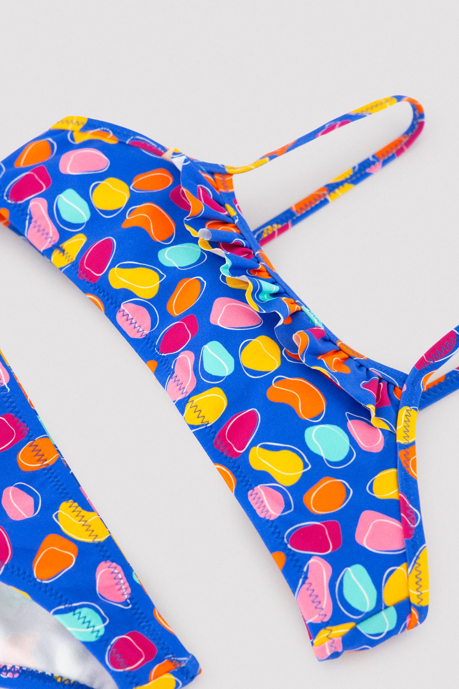 Bikini niña detalle volante estampado formas orgánicas multicolor