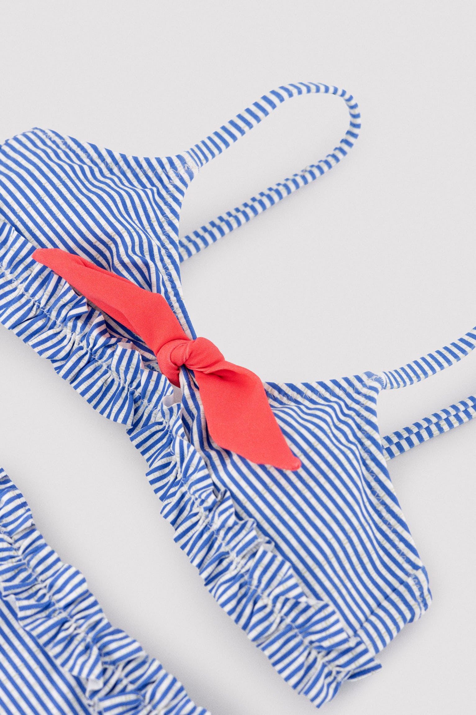 Bikini niña detalle lazo y fruncidos estampado rayas