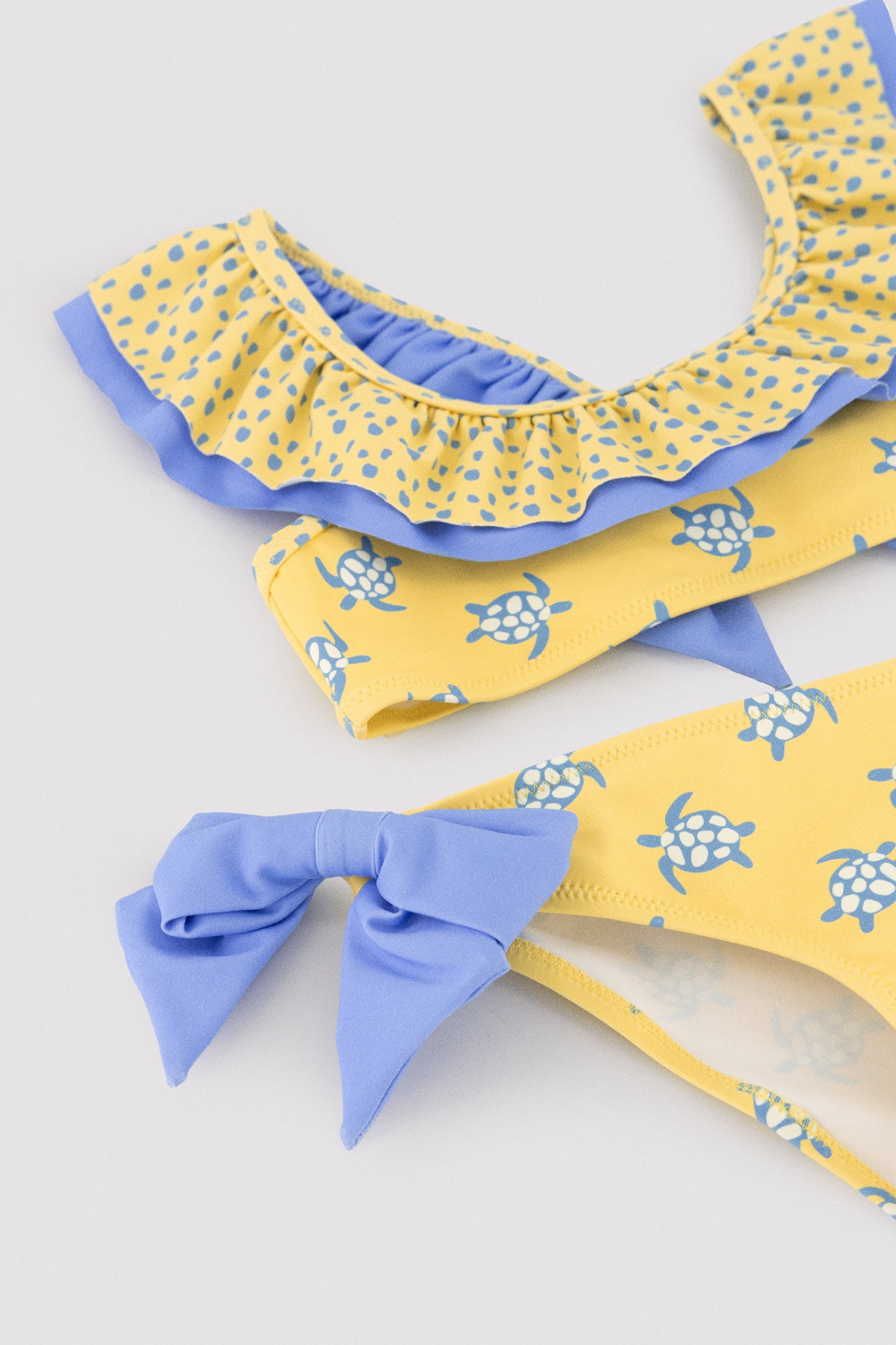 Bikini niña detalle volante y lazos estampado tortugas - Ysabel Mora