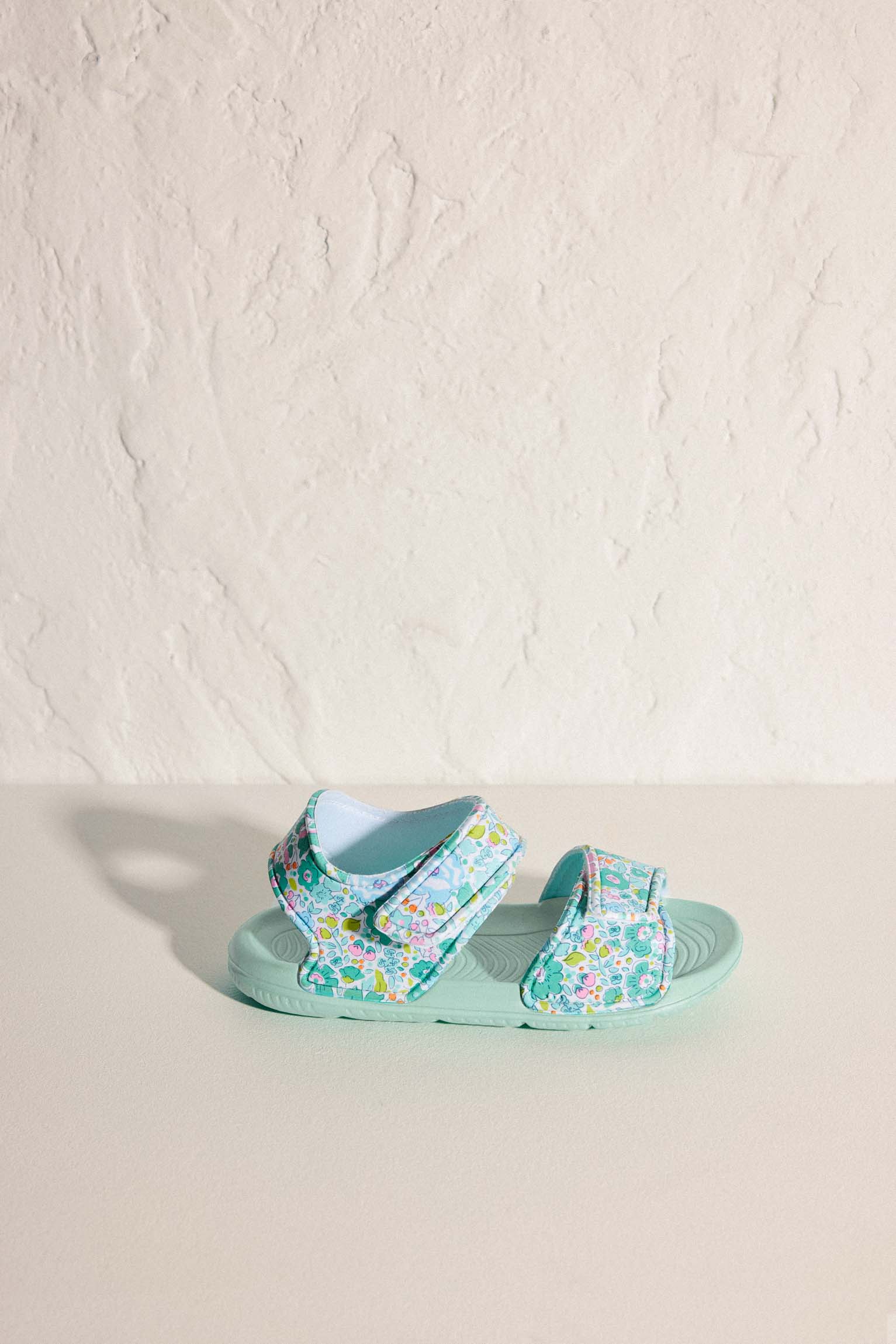 Sandalias de playa niña estampado floral con cierre de velcro