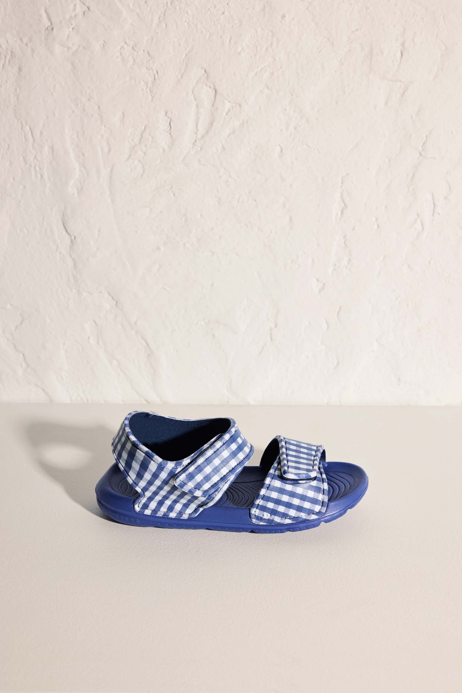 Boy's beach sandals with striped print and velcro closure