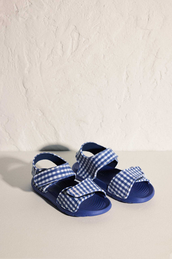 Boy's beach sandals with striped print and velcro closure