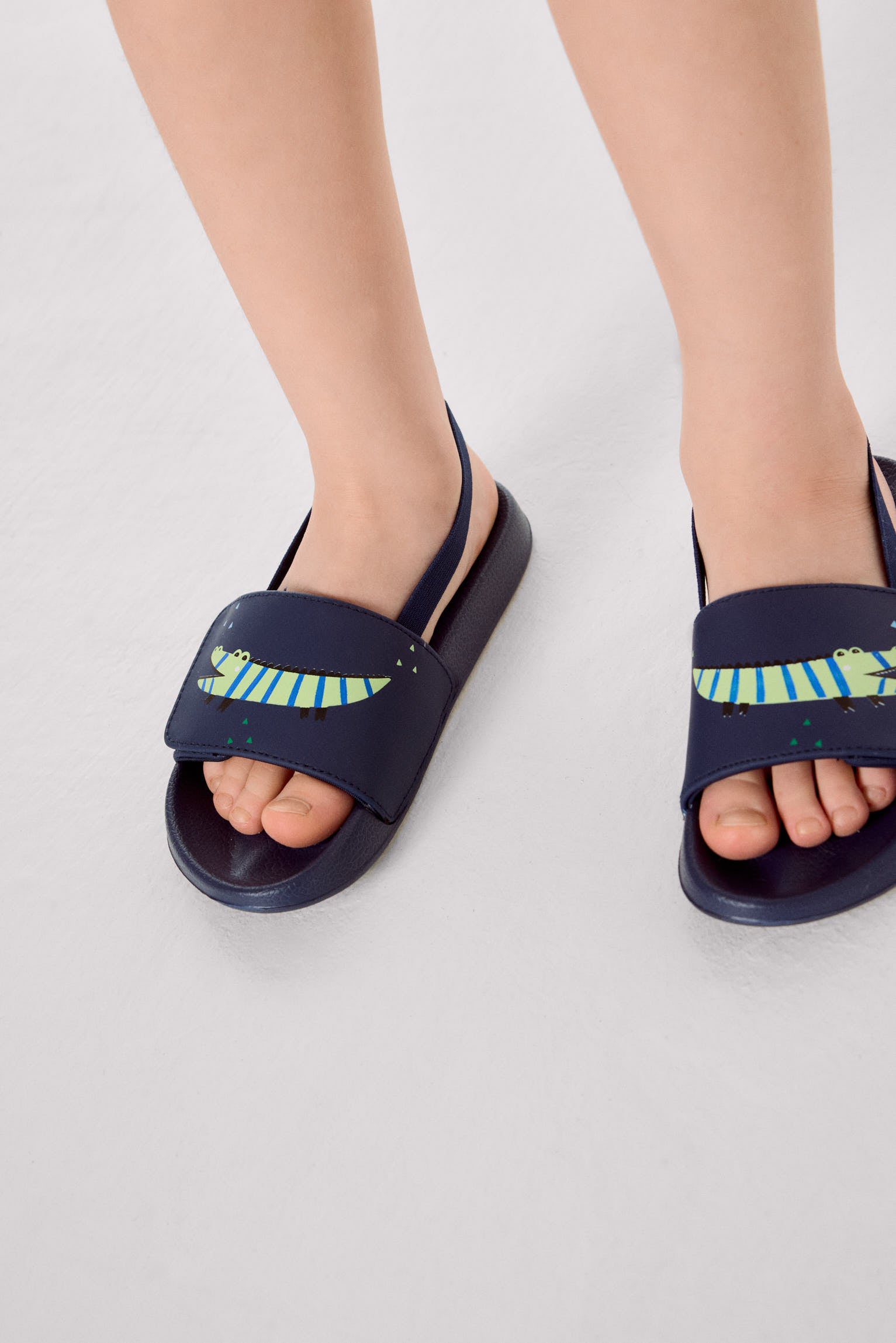 Chanclas infantiles cierre velcro estampado cocodrilos