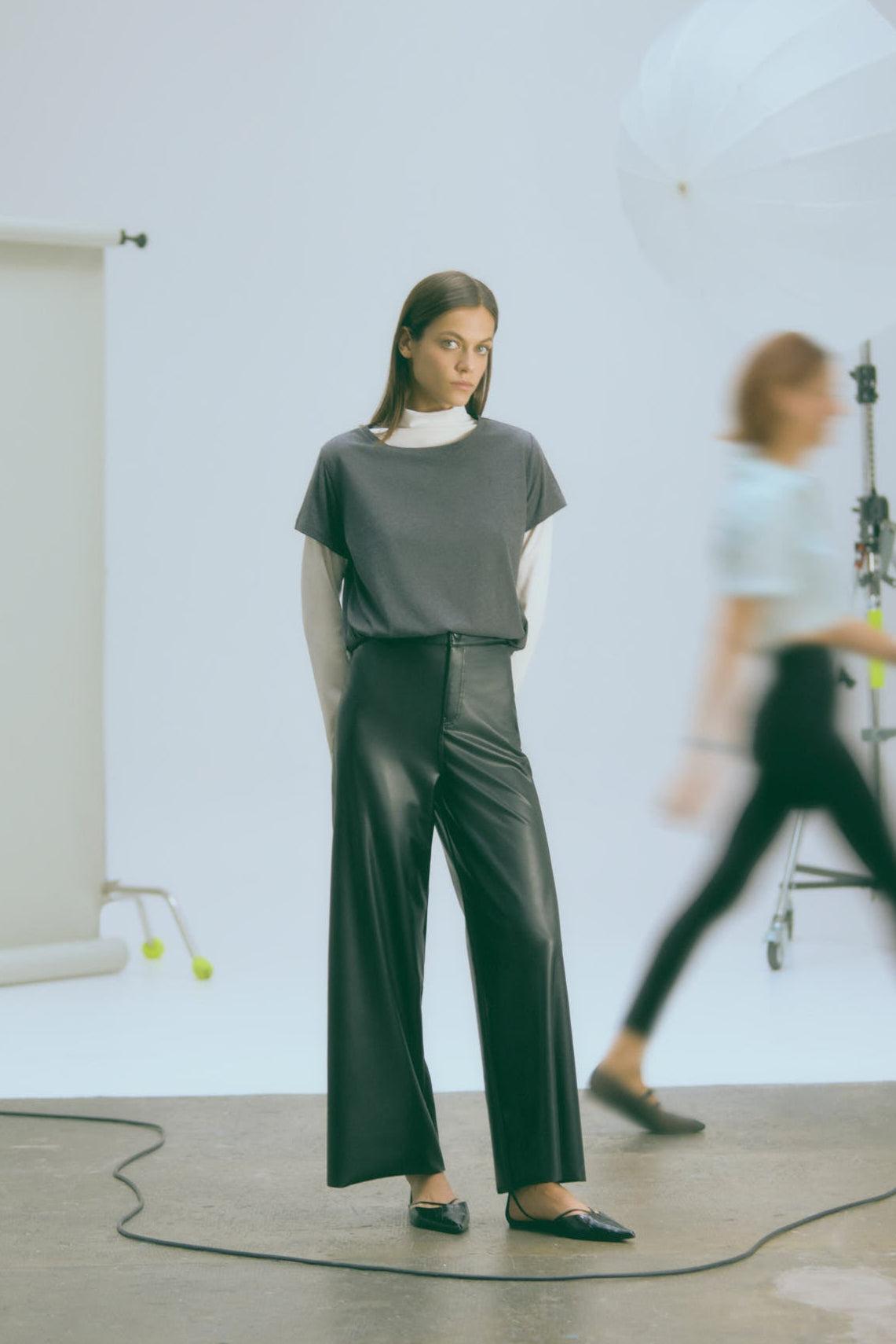 Pantalón efecto piel wide negro