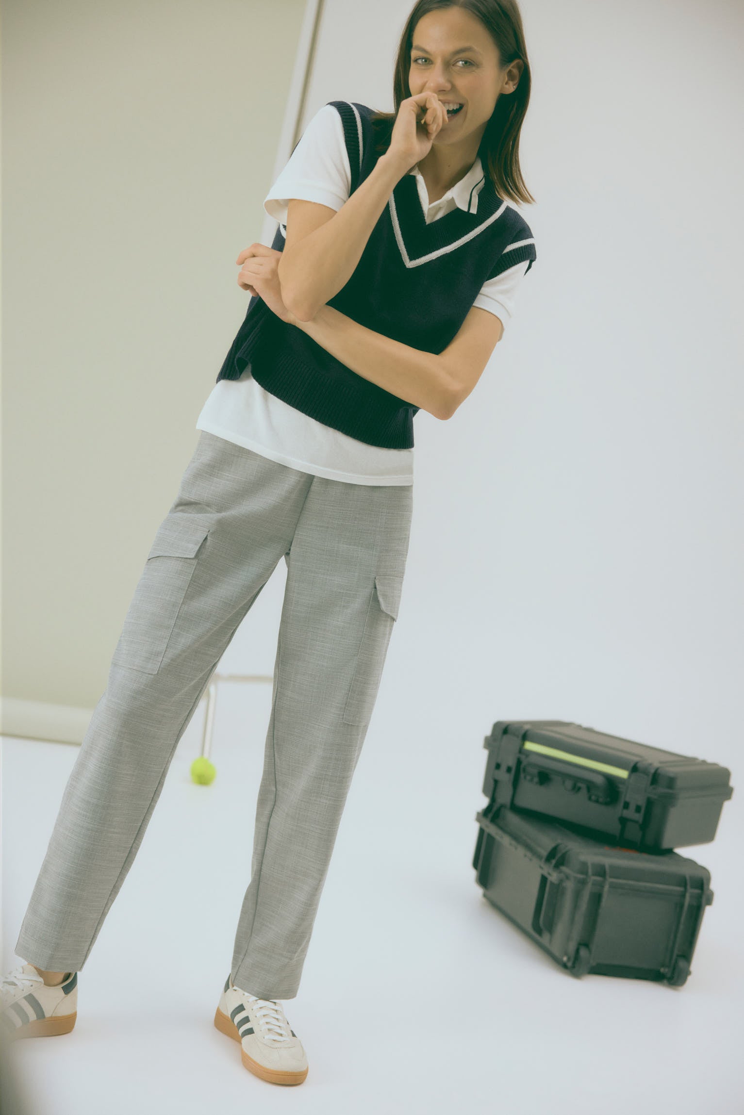 Pantalón casual tipo cargo gris