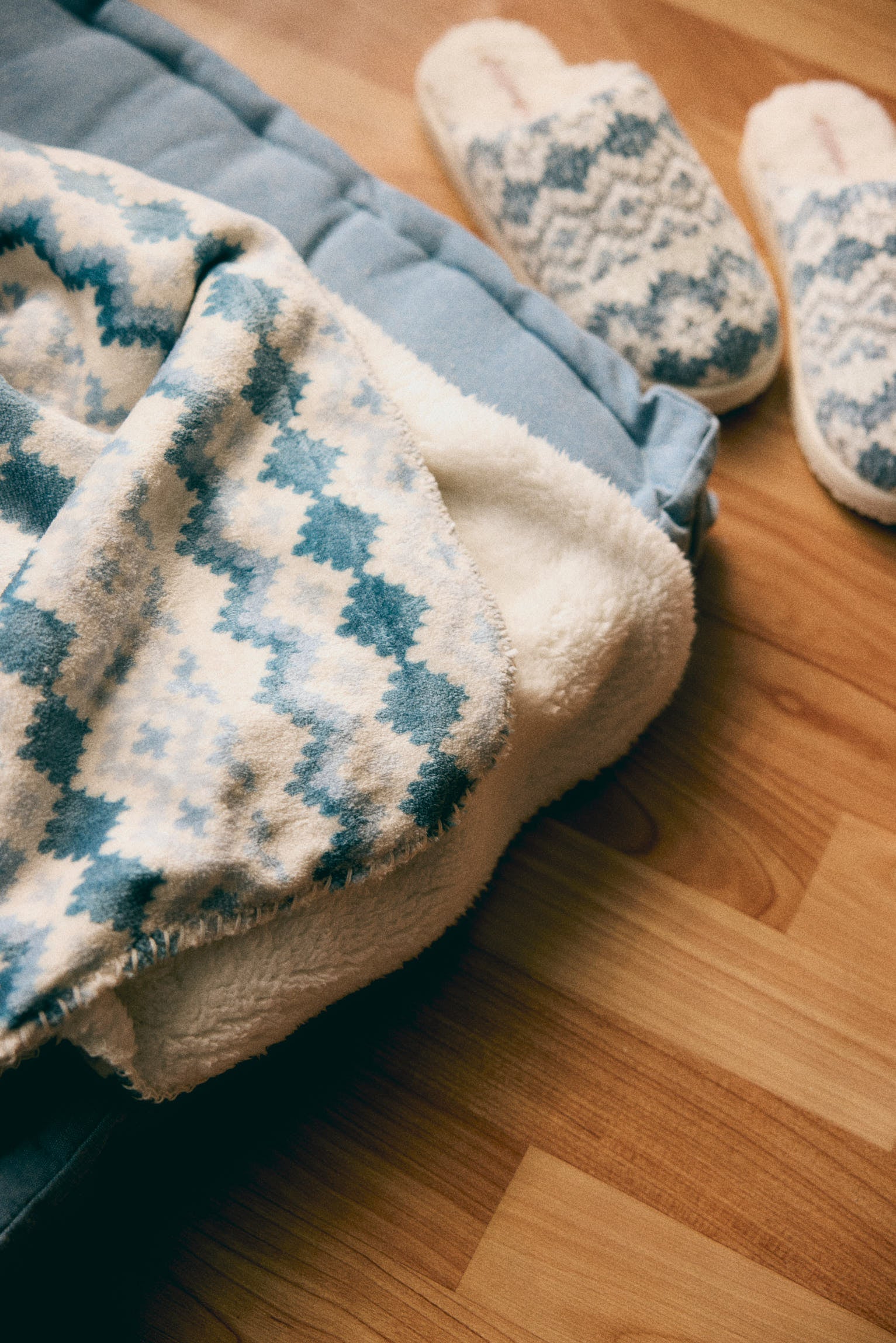 Pack invierno manta y zapatillas estampado étnico azul