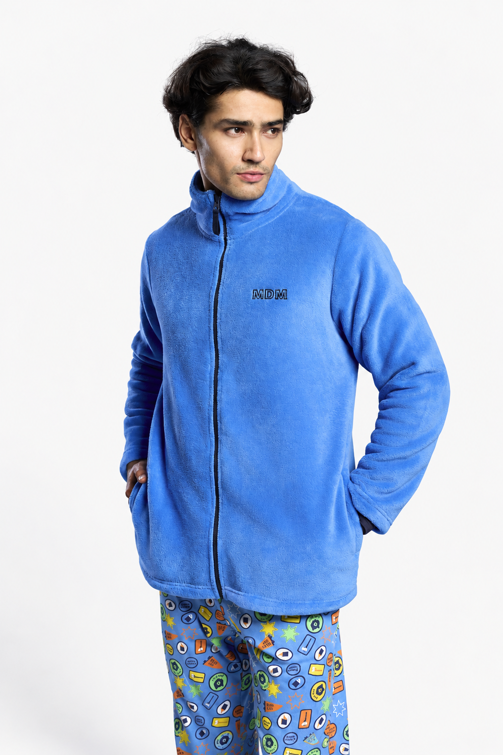 Bata corta polar coralina hombre detalle bordado azul