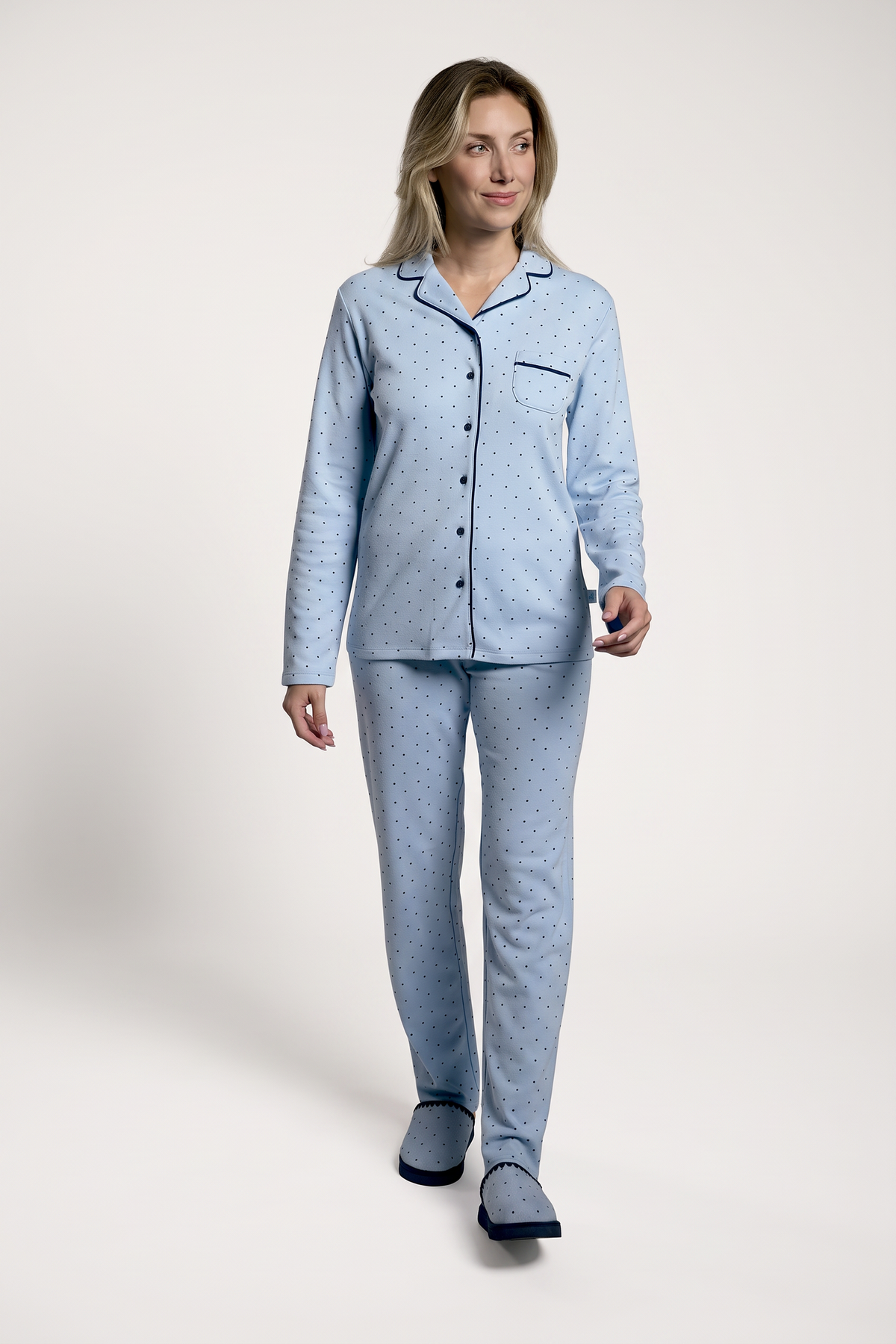 Pijama largo afelpado mujer camisero estampado lunares azul