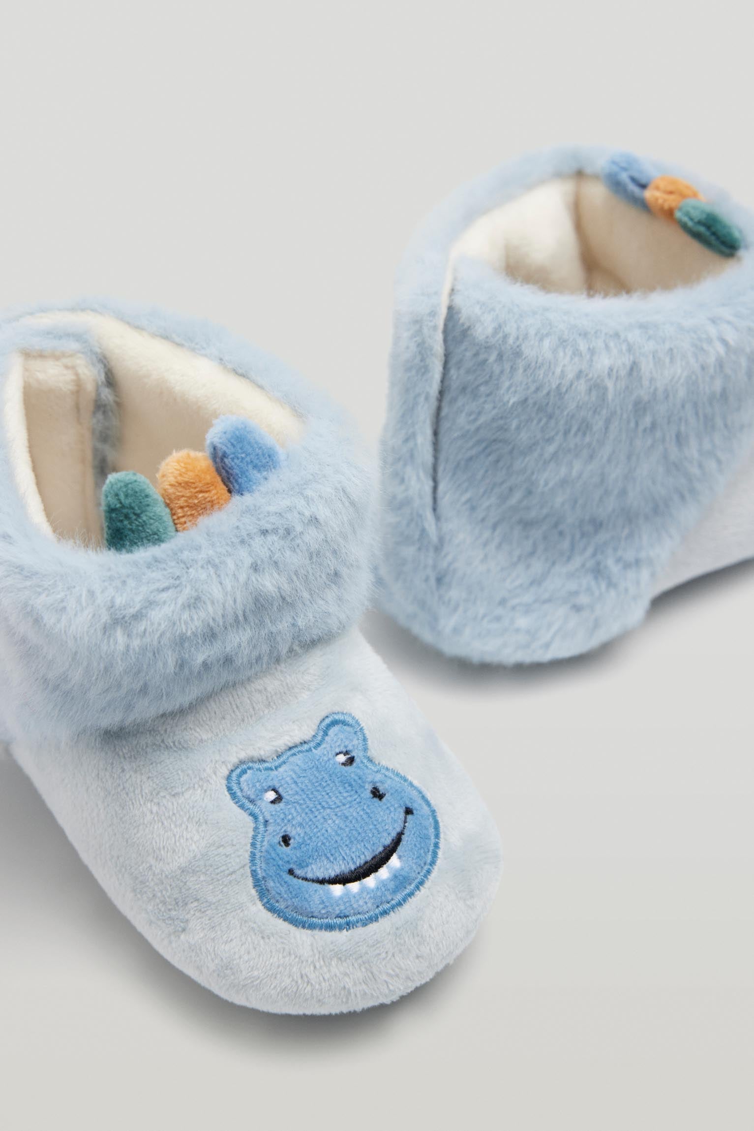 Botas de casa bebé dientes